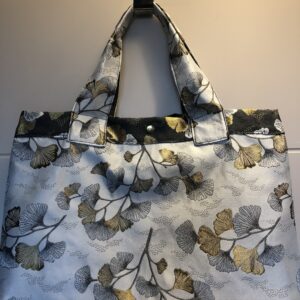 Grand cabas en tissu jacquard.